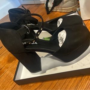 NEW IN BOX La Moda Black Platform Heels - Size 7